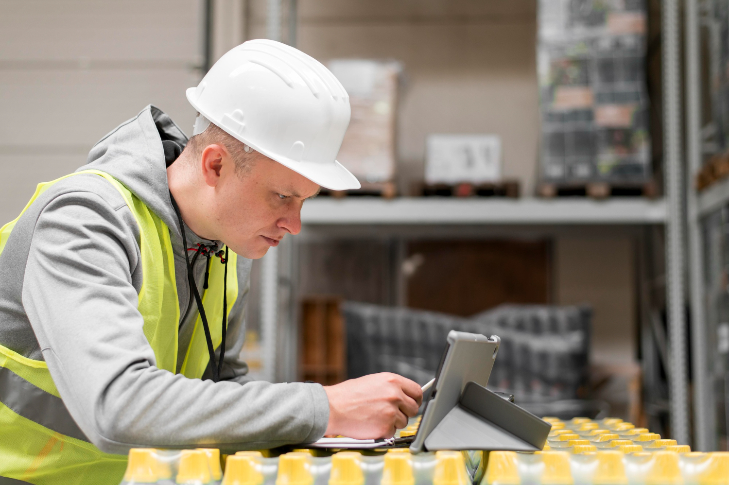 No contexto da visita técnica ao centro logístico, identificou-se a adoção de sistemas digitais para o monitoramento de processos operacionais. O técnico realizou análise de dados em tempo real para composição do parecer técnico final. - Parecer Técnico.